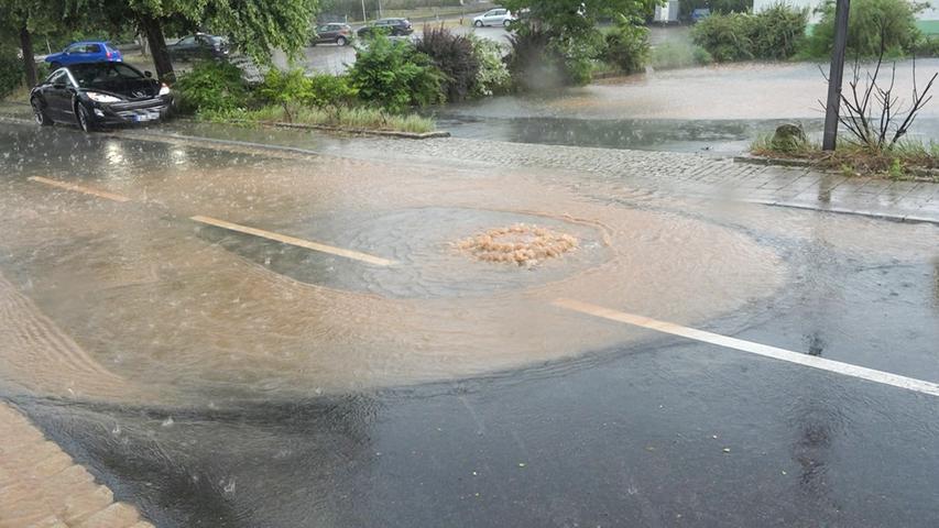  Regen sorgt für überflutete Straßen in Oberfranken