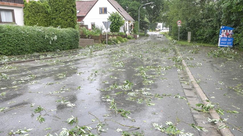  Regen sorgt für überflutete Straßen in Oberfranken