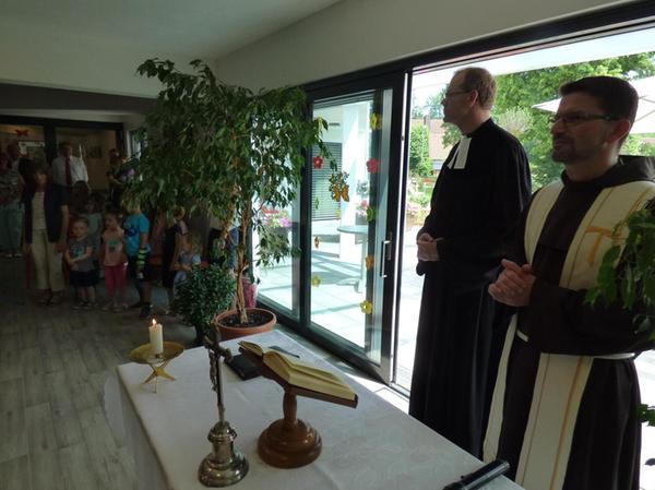 Pater Flavian Michali und Pfarrer Peter Zeh segneten das BRK-Seniorenheim .