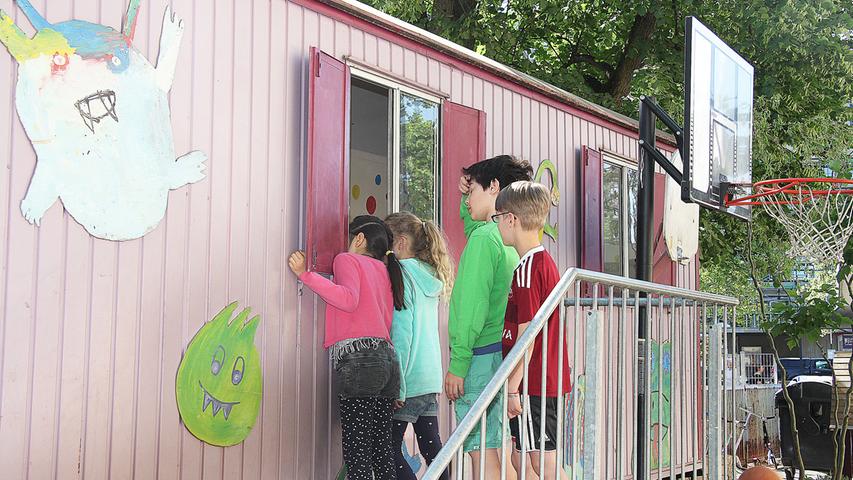 Am bunten Baucontainer im Pausenhof können sich die Schüler Sport- und Spielsachen abholen.