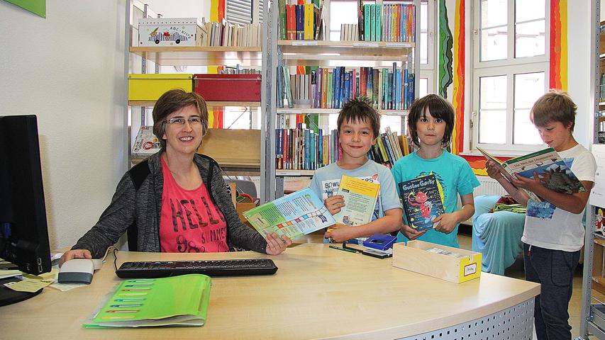 Claudia Bloss, die im Rahmen der Elternmitarbeit die Schulbibliothek betreut, weiß, was kleine Leseratten gerne haben.