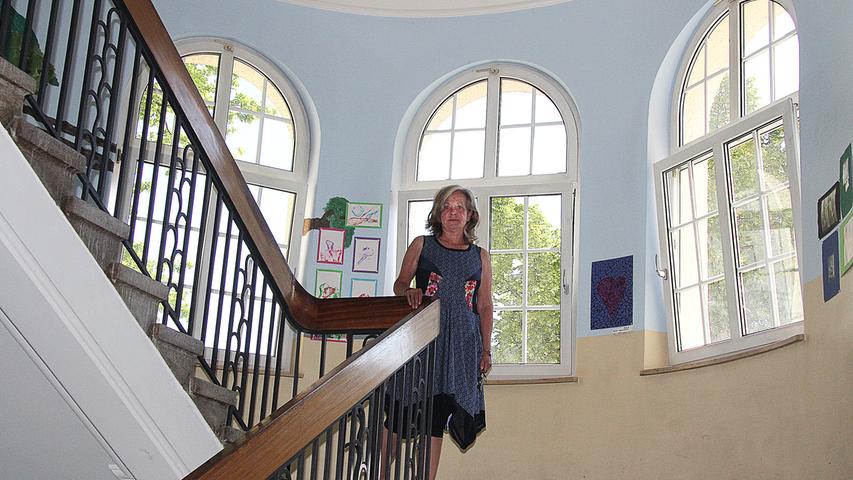 Hortleiterin Birgit Witschorek im imposanten Treppenhaus des historischen Schulgebäudes.
