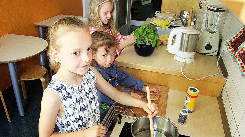 Platz für eine Unterrichtsküche, in der die Jungen und Mädchen der Jenaplan-Grundschule kochen können, war in der ehemaligen MAN-Werkberufssschule auch noch.