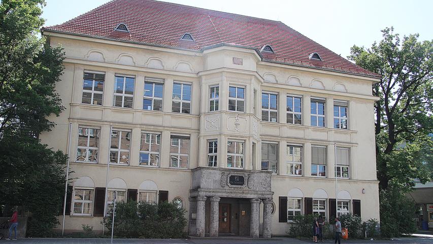 Die Jugendstilfassade des mehr als Hundert Jahre alten Baus an der Pillenreuther Straße wirkt auch heute noch fast majestätisch.