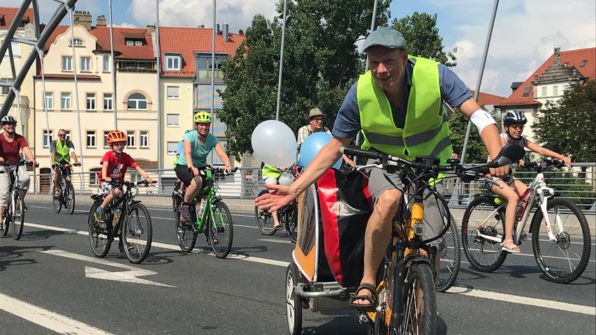 Bei der ersten Bamberger Kinder-Fahrraddemo "Kidical Mass" traten die Teilnehmerinnen und Teilnehmer gemeinsam für mehr Sicherheit von Kindern im Straßenverkehr in die Pedale und eroberten für die Zeit der Demo die Straßen mit lautem Klingeln, Seifenblasen und Musik ganz für sich.