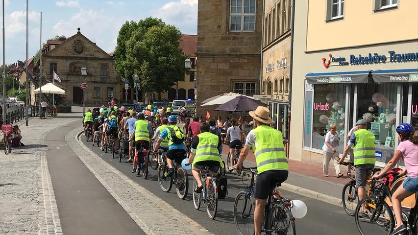 Bei der ersten Bamberger Kinder-Fahrraddemo "Kidical Mass" traten die Teilnehmerinnen und Teilnehmer gemeinsam für mehr Sicherheit von Kindern im Straßenverkehr in die Pedale und eroberten für die Zeit der Demo die Straßen mit lautem Klingeln, Seifenblasen und Musik ganz für sich.