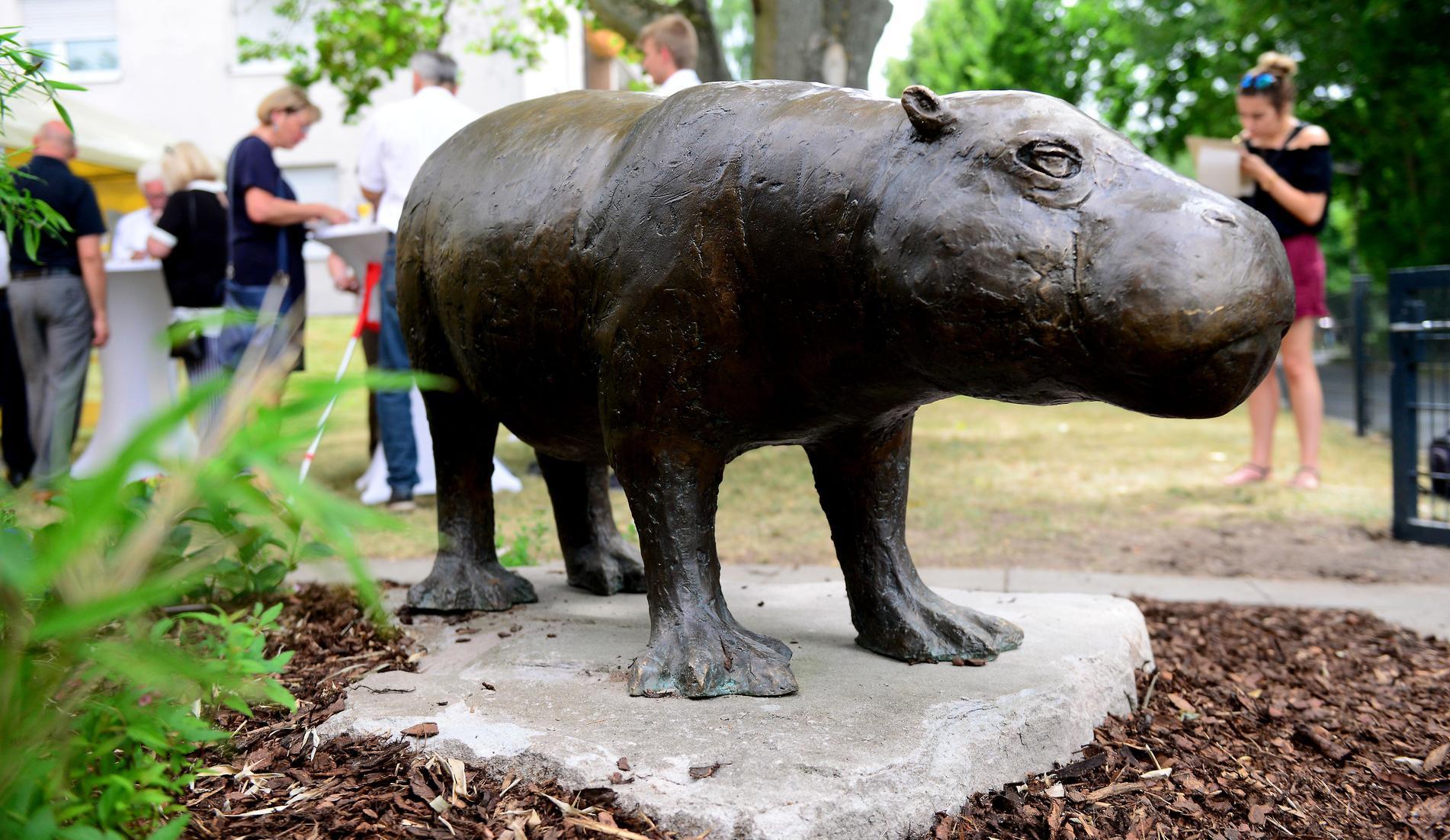 1990 füllte eine Zwergflusspferd-Dame namens "Elsbeth" das Sommerloch der Republik. In Fürth entwischte Elsbeth dem Zirkus Fliegenpilz, glitt in die Pegnitz und ließ sich erst nach sieben Tagen wieder einfangen. Sogar die ARD-Tagesthemen und das "heute journal" des ZDF berichteten. Im Sommer 2018 wurde Elsbeth in Fürth feierlich als Bronze-Skulptur enthüllt.