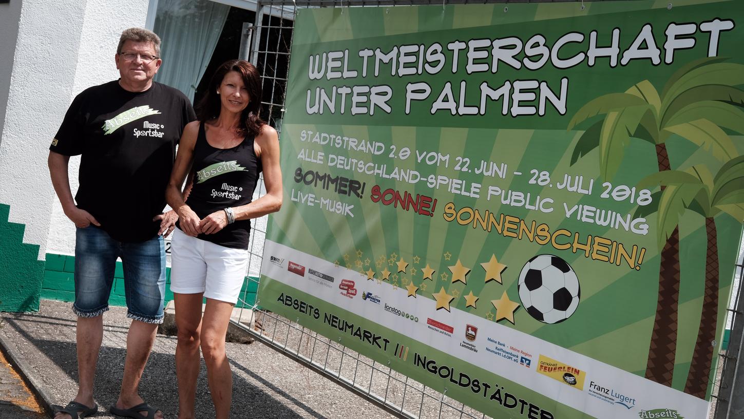 Sommer, Sonne, Sand und Fußball: Franz und Heidi Lugert zeigen nach Eröffnung des „Stadtstrandes 2.0“ die WM-Spiele der deutschen Nationalmannschaft unter freiem Himmel. Sommer, Sonne, Sand und Fußball: Franz und Heidi Lugert zeigen nach Eröffnung des „Stadtstrandes 2.0“ die WM-Spiele der deutschen Nationalmannschaft unter freiem Himmel.