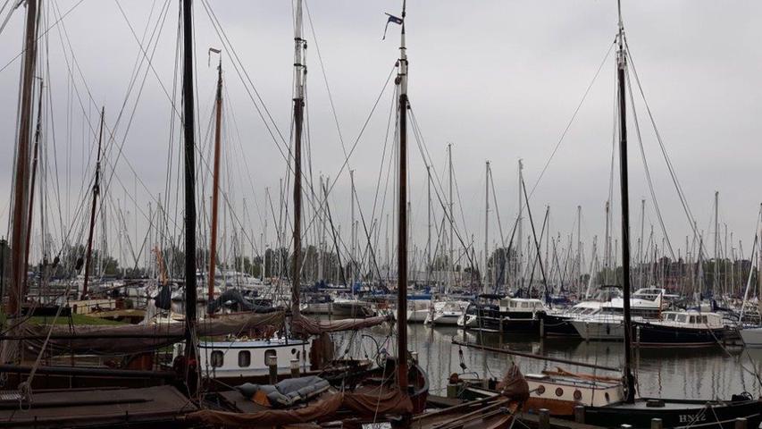 Erste Station: Hoorn, Niederlande. Die hübsche, kleine Stadt liegt auf einer Landzunge am Markermeer, hat etliche historische Baudenkmäler und einen pittoresken Hafen mit vielen alten Segelschiffen.