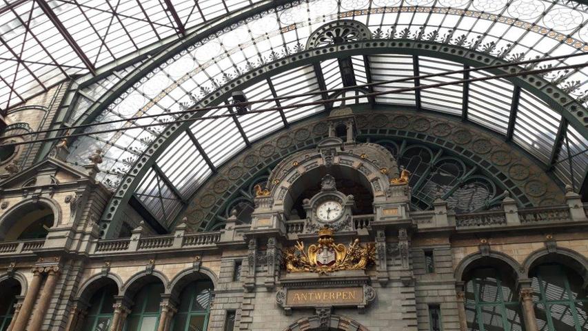 ... den berühmten Bahnhof, der mindestens der drittschönste der Welt sein soll. Am berühmten Barock-Maler Peter Paul Rubens kommt hier kein Tourist vorbei.