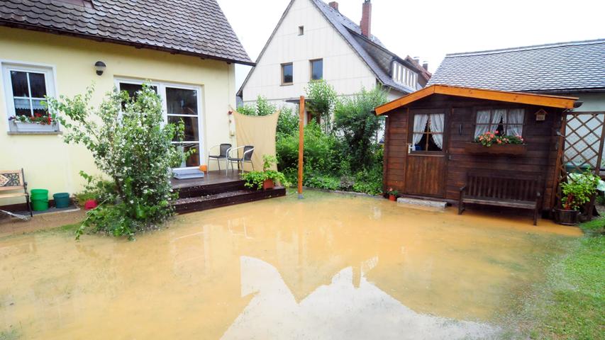 Nach einem Starkregen mit Hagel ist der Keller von Elfriede Hanser in der Heinrich-Lersch Straße 9 in Pegnitz überflutet.