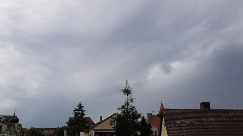 Dichte Wolken, Hagel, Regen: Unwetter in Franken und der Oberpfalz
