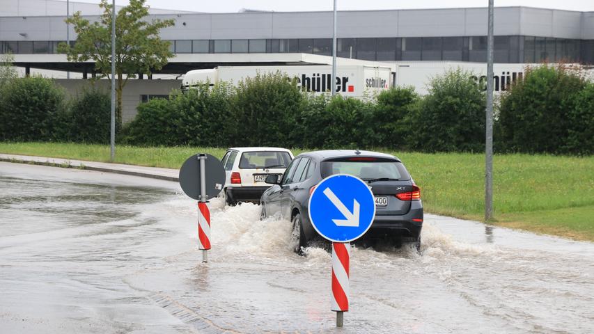 Land unter in Ansbach: Wasser staut sich auf Straßen und Parkplätzen