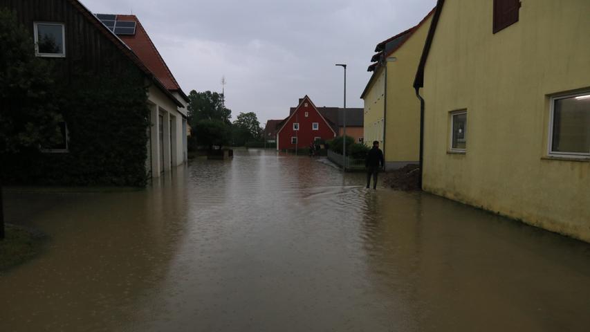 Land unter in Ansbach: Wasser staut sich auf Straßen und Parkplätzen