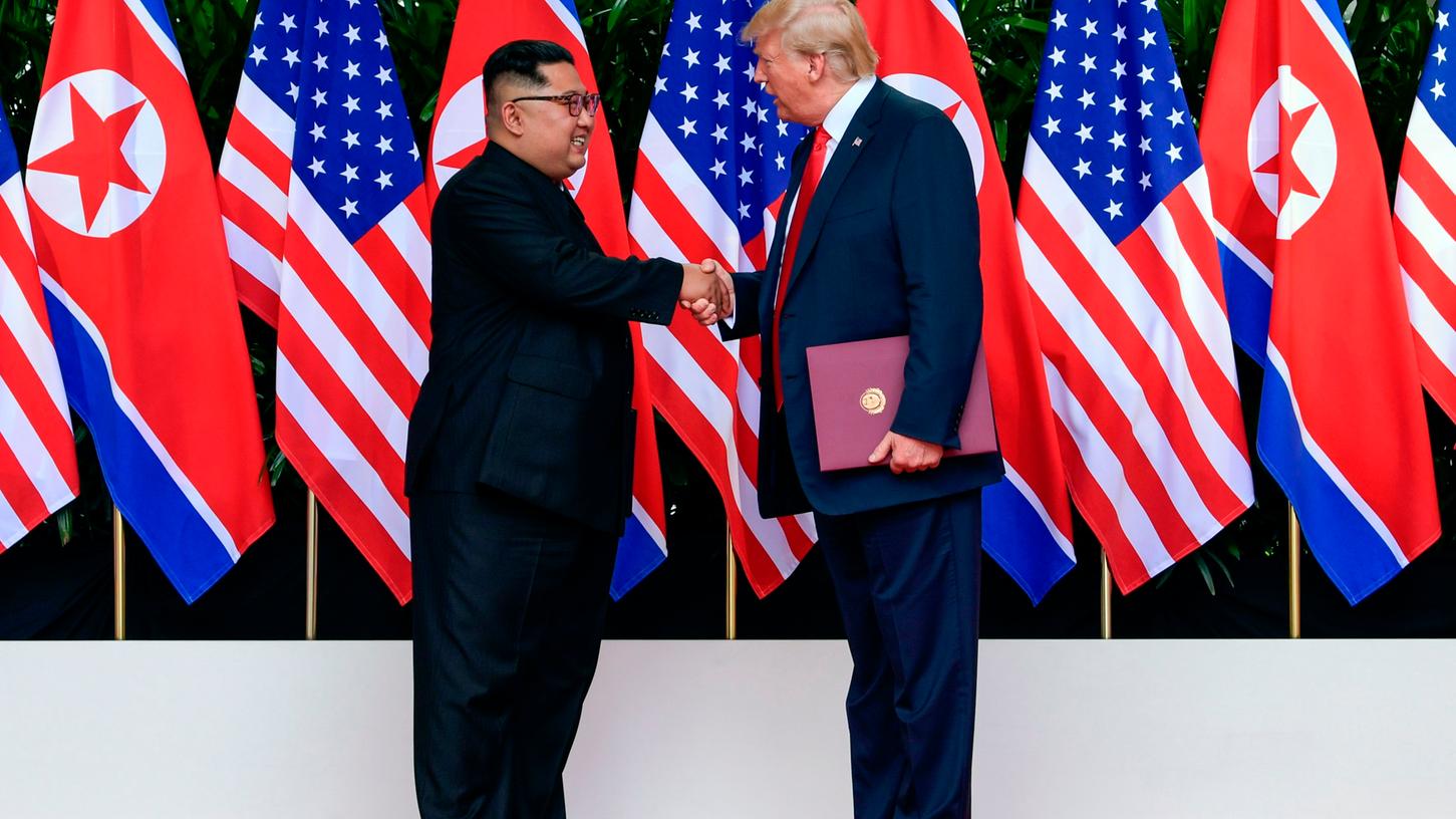 Lächeln und Hände schütteln: Das erste Treffen zwischen Trump und Kim Jong Un verlief offenbar harmonisch.