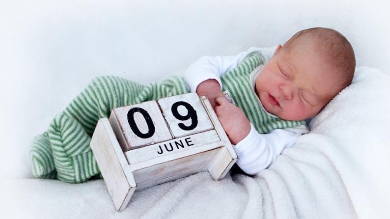 Wie das Holzschild schon verrät, wurde der kleine Lukas am 9. Juni geboren. Mit 3370 Gramm und einer Körpergröße von 51 Zentimetern erblickte er im St. Theresien-Krankenhaus das Licht der Welt.