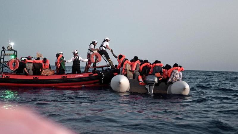 Das von der Hilfsorganisation Ärzte ohne Grenzen herausgegebene Bild zeigt Migranten, die in ein Schlauchboot des Schiffs "Aquarius" steigen.