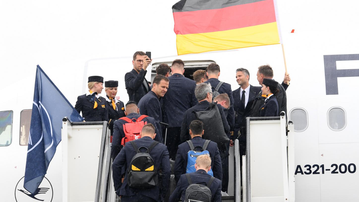 Frankfurt/Main: Die deutsche Fußball-Nationalmannschaft fliegt zur Weltmeisterschaft nach Russland.