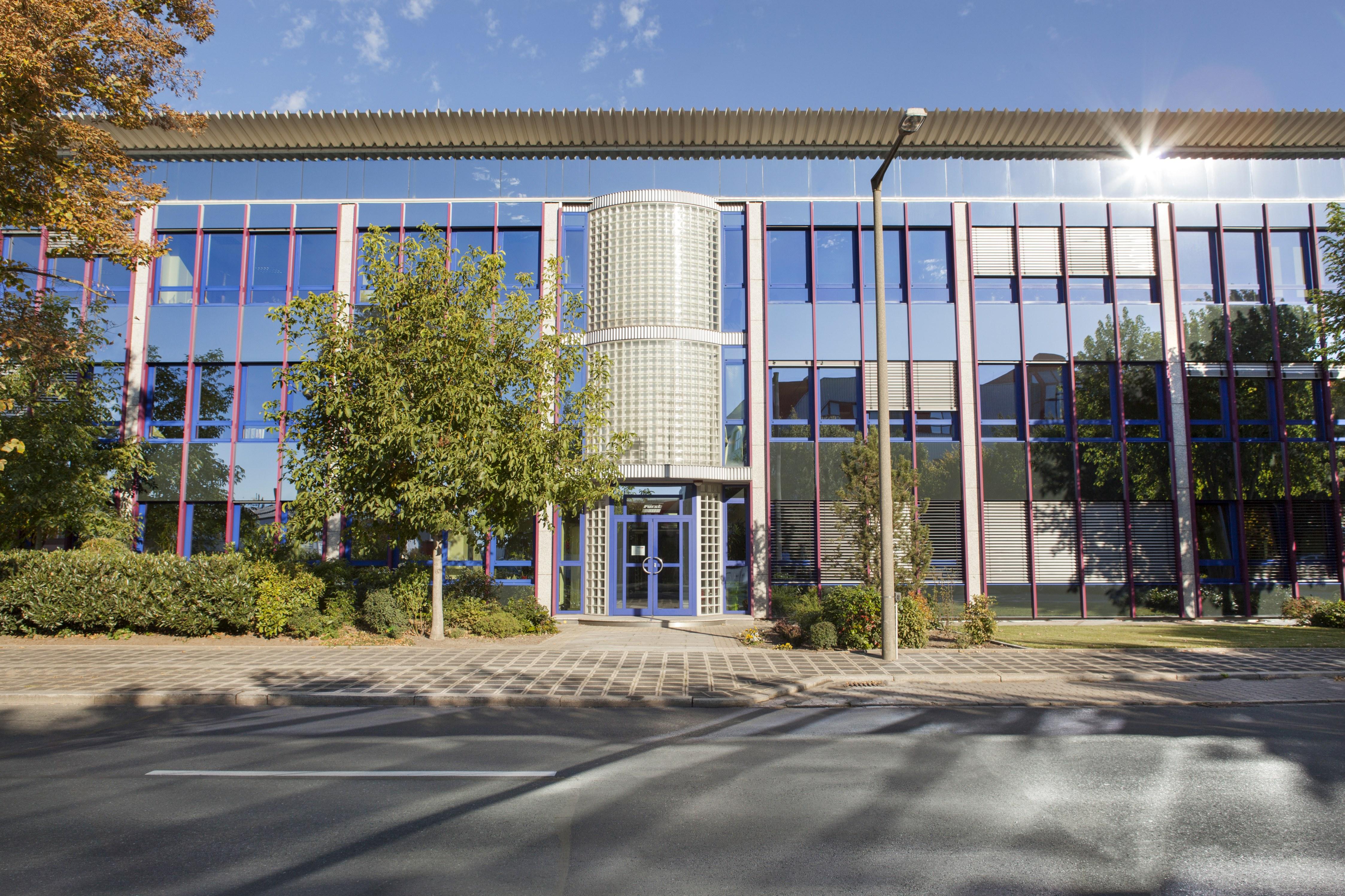 Platz 6 der größten Arbeitgeber mit Sitz in Nürnberg: Seit über 110 Jahren agiert das Dienstleistungsunternehmen Fürst von Nürnberg aus, zum Geschäft gehören Reinigungs- , Sicherheits- und Outsourcingleistungen. Zuletzt zählte die Belegschaft in der Region 2145 Angestellte.