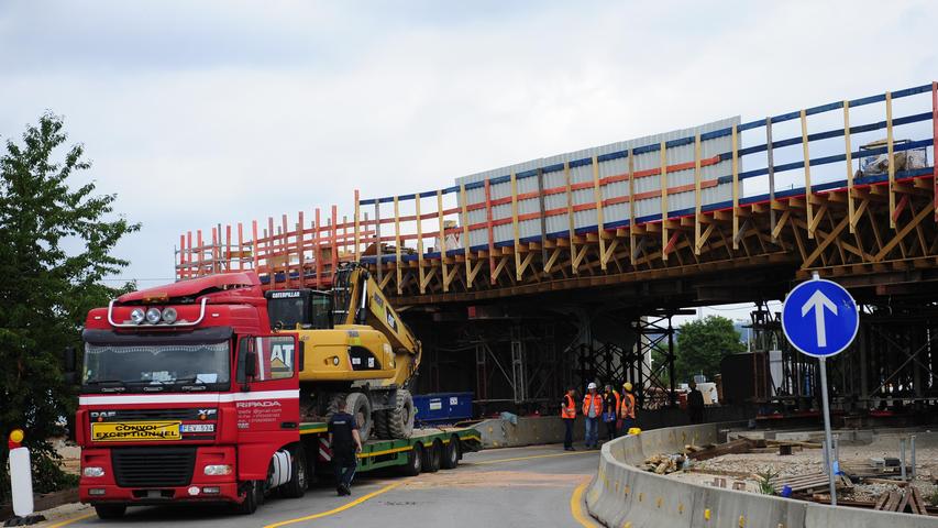 Lkw bleibt an neuer Autobahnbrücke in Forchheim hängen