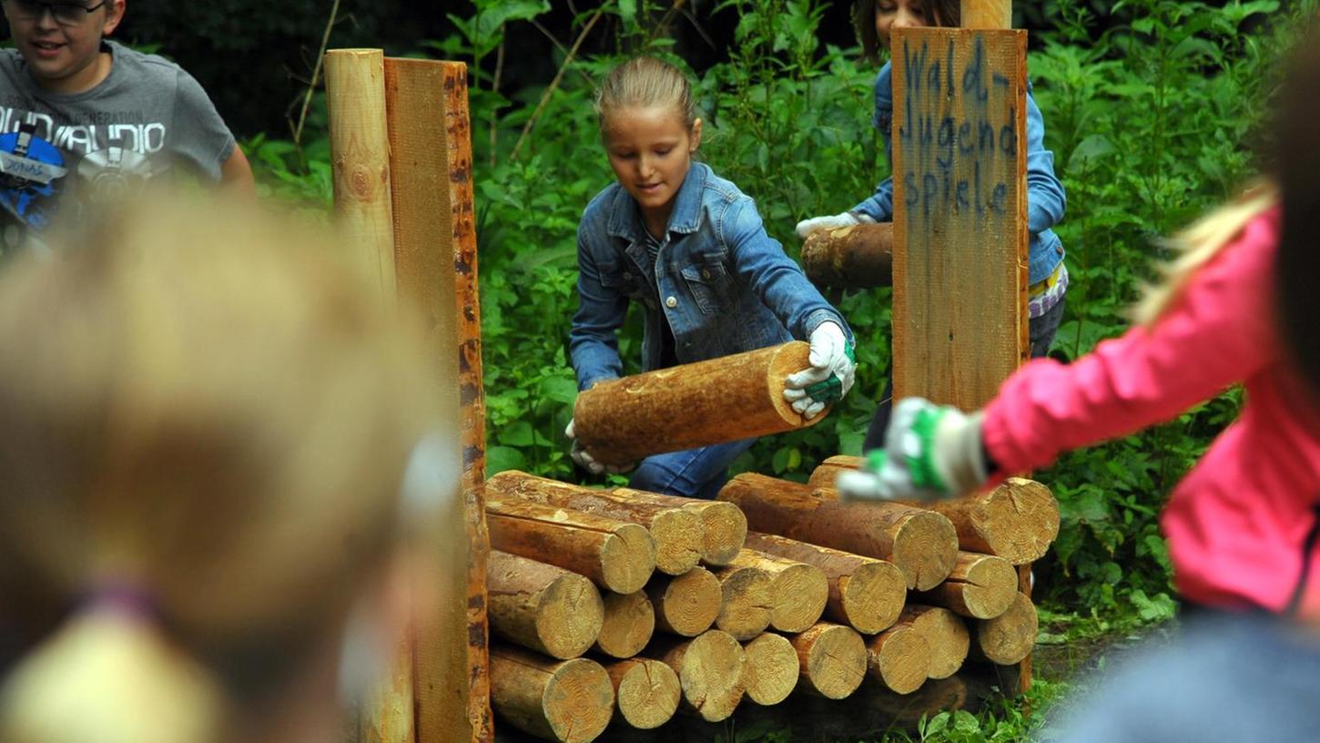 Beim Sterschlichten geht es um Geschwindigkeit: Möglichst schnell sollen alle Holzbalken von einer Seite auf die andere gebracht werden - natürlich nur mit den richtigen Handschuhen.