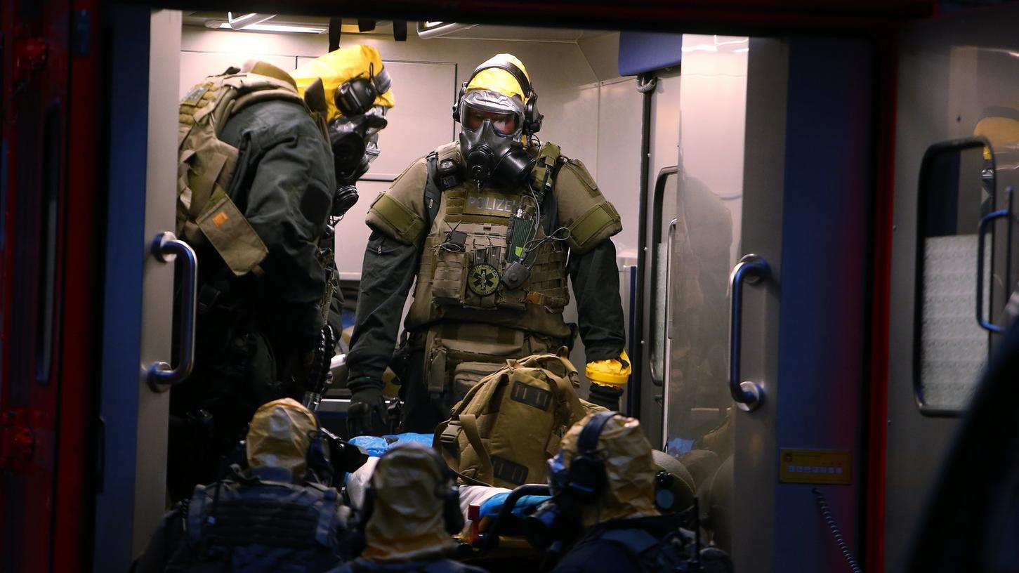 Bei dem Einsatz in Köln waren SEK-Beamte mit Atemschutzmasken und Schutzanzügen ausgestattet.
