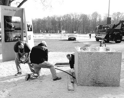 Und das einzige steinerne Relikt des Stadions, der Grundstein, lag bis 2001 von Grünpflanzen überwuchert in einem Waldgelände neben der Messe. Für den Bau der Messe-Parkhäuser musste der Stein entfernt werden und kam in ein städtisches Depot. Nur mit Mühe konnten die städtischen Mitarbeiter damals den zentnerschweren Grundstein in die Waage bringen. Inzwischen liegt der Granitblock mit einer durchsichtigen Erläuterungstafel an der Ecke Große Straße/Alfred-Hensel-Weg und erinnert an die wahnsinnigen Pläne für das NS-Stadion.