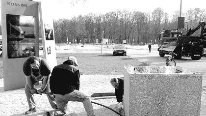 Und das einzige steinerne Relikt des Stadions, der Grundstein, lag bis 2001 von Grünpflanzen überwuchert in einem Waldgelände neben der Messe. Für den Bau der Messe-Parkhäuser musste der Stein entfernt werden und kam in ein städtisches Depot. Nur mit Mühe konnten die städtischen Mitarbeiter damals den zentnerschweren Grundstein in die Waage bringen. Inzwischen liegt der Granitblock mit einer durchsichtigen Erläuterungstafel an der Ecke Große Straße/Alfred-Hensel-Weg und erinnert an die wahnsinnigen Pläne für das NS-Stadion.