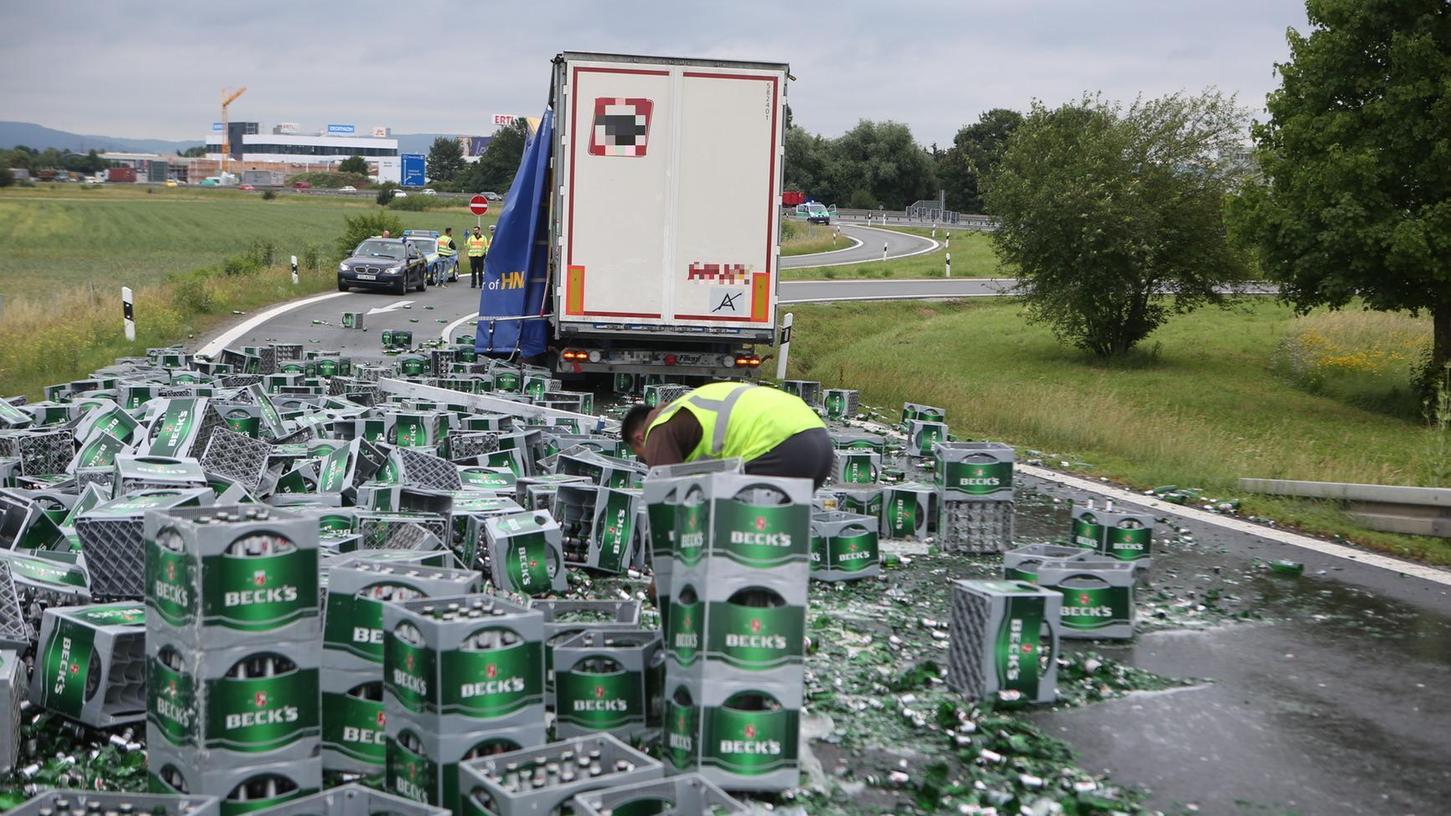 Ein Bierlaster verlor am Mittwochvormittag seine komplette Ladung auf der A70-Anschlussstelle Bamberg-Hafen. Für die Dauer der Aufräumarbeiten ist die Zufahrt derzeit vollgesperrt. Ein Bierlaster verlor am Mittwochvormittag seine komplette Ladung auf der A70-Anschlussstelle Bamberg-Hafen. Für die Dauer der Aufräumarbeiten ist die Zufahrt derzeit vollgesperrt.