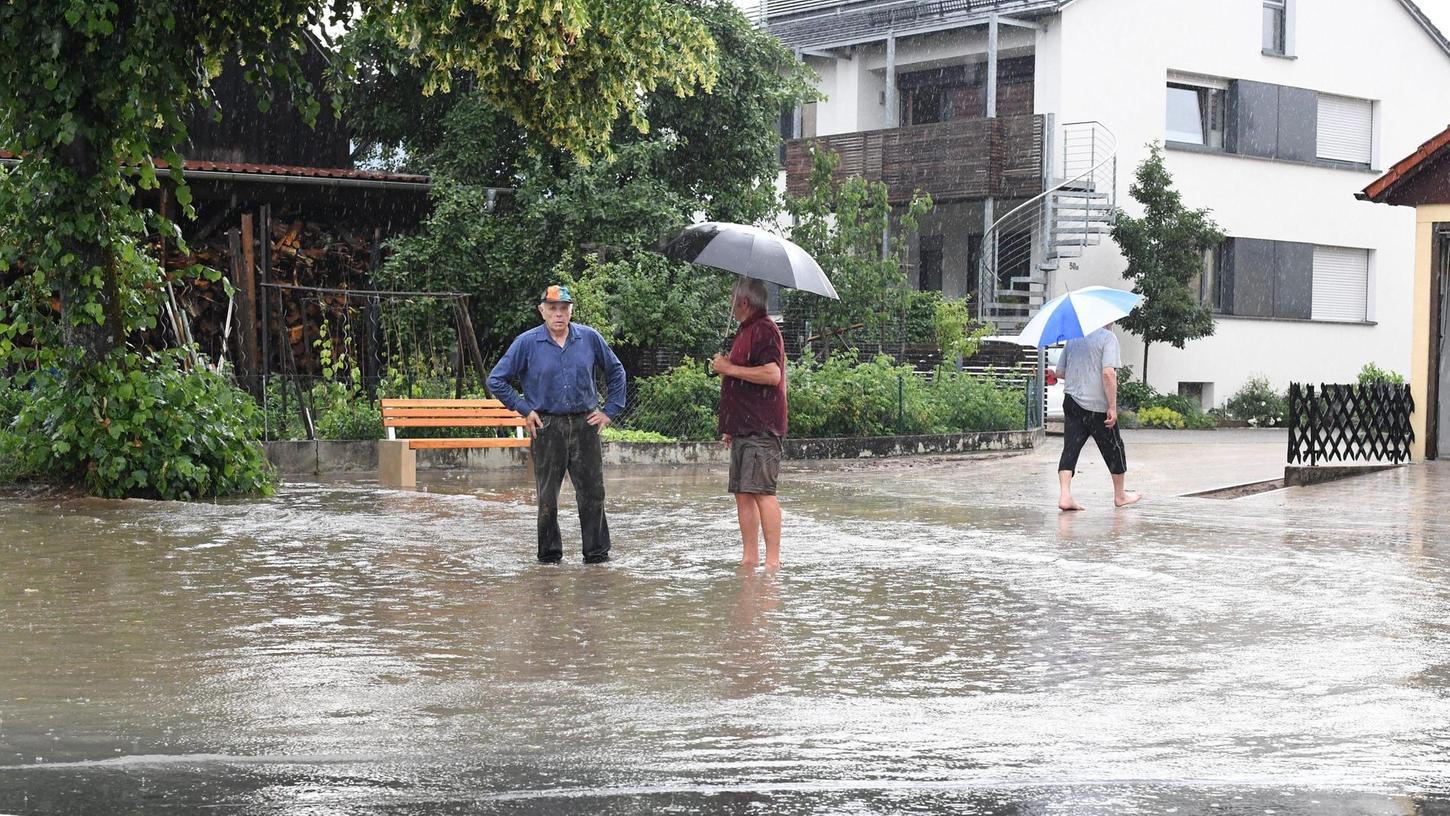 Im Sommer 2018 standen die Menschen in Postbauer-Heng nach Unwettern knöcheltief im Wasser. Durch Investitionen ins Kanalnetz sollen sich solche Hochwasser-Ereignisse möglichst nicht wiederholen.