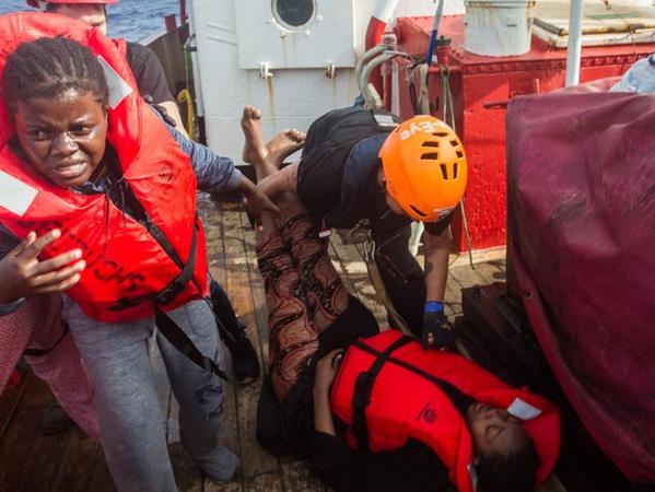 Dramatische Szene an Bord des Schiffes. Die Flüchtlinge sind entkräftet und verzweifelt.