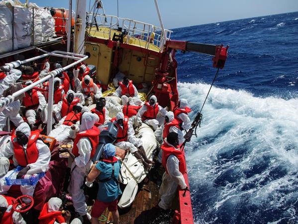 119 Flüchtlinge sind dicht gedrängt an Bord der "Seefuchs", einem 60 Jahre alten Fischkutter.