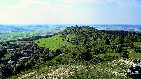Markanter Bergstock mit Weitblick: Der Hesselberg im Landkreis Ansbach ist mit 689 Metern die höchste Erhebung Mittelfrankens. Markanter Bergstock mit Weitblick: Der Hesselberg im Landkreis Ansbach ist mit 689 Metern die höchste Erhebung Mittelfrankens.