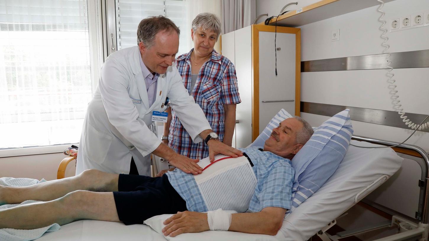 Professor Theodor Fischlein, Leiter der Herzchirurgie am Klinikum Süd in Nürnberg, ist zufrieden, sein Patient Edwin Heltmann hat sich sehr gut von dem Eingriff erholt.