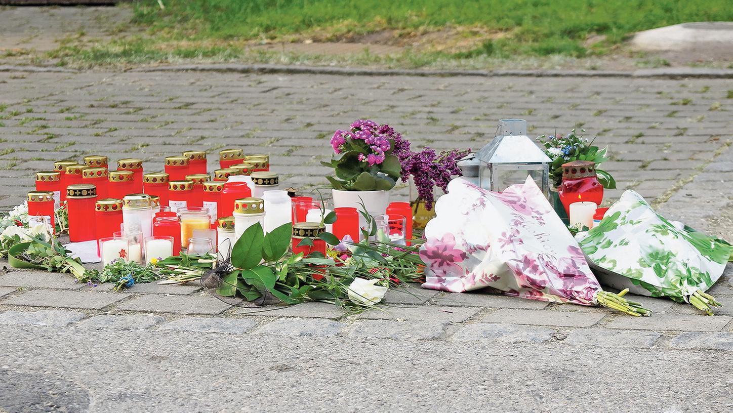 Blumen und Kerzen wenige Tage nach dem Unfall an der Unglücksstelle in Wettelsheim. Seither sind die Betroffenheit und Hilfsbereitschaft im Dorf groß. Blumen und Kerzen wenige Tage nach dem Unfall an der Unglücksstelle in Wettelsheim. Seither sind die Betroffenheit und Hilfsbereitschaft im Dorf groß.