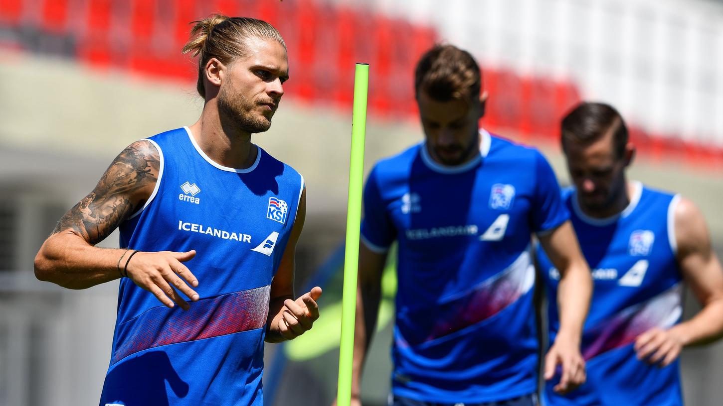 Ex-Nürnberger Rurik Gislason konnte seine Followerzahl auf Instagram schlagartig auf knapp 500.000 erhöhen. Der Grund? Sein Aussehen. Ex-Nürnberger Rurik Gislason konnte seine Followerzahl auf Instagram schlagartig auf knapp 500.000 erhöhen. Der Grund? Sein Aussehen.