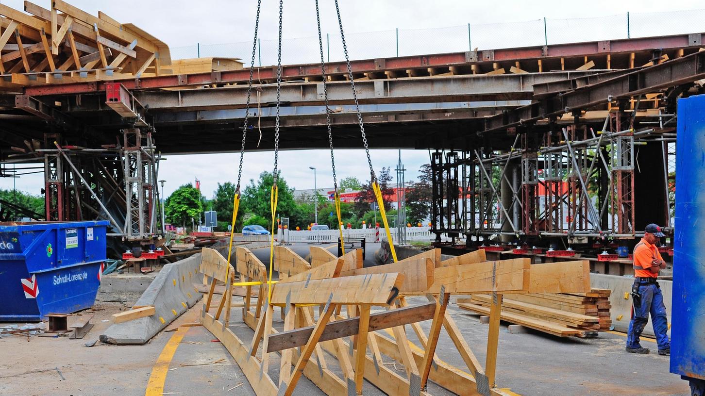 Ein Lkw war am Neubau der Autobahnbrücke in der Äußeren Nürnberger Straße in Forchheim hängen geblieben, die Arbeiten an der Brücke dauern an.