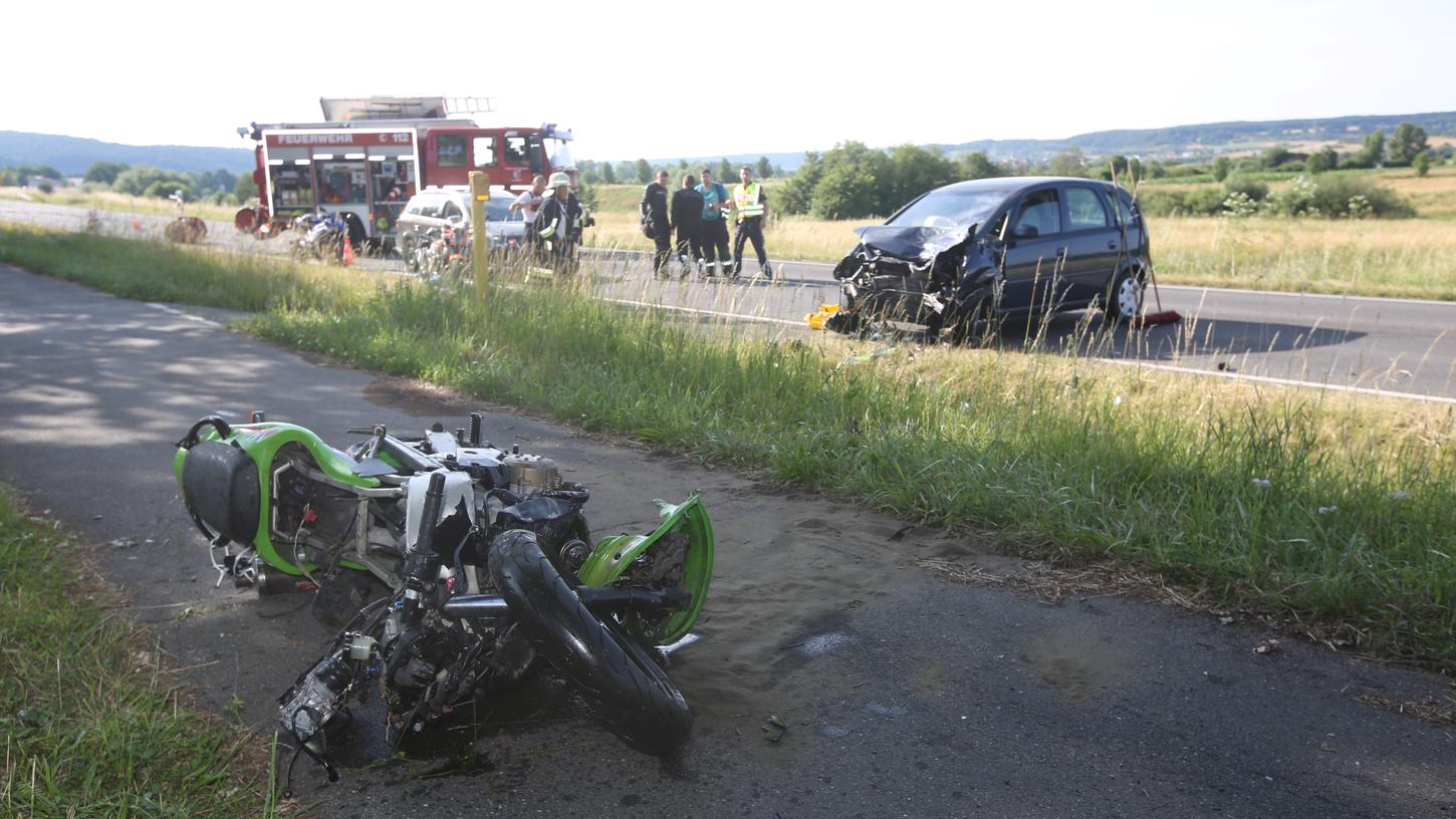 Bei einem Unfall am Donnerstagabend starb ein 49-Jähriger Motorradfahrer nach einer Kollision mit einem Auto.
