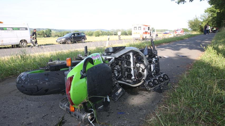 Opel kracht frontal in Motorrad: Biker stirbt bei Viereth-Trunstadt