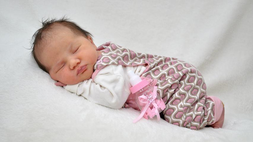 Das Fläschchen an der Hüfte wirkt nicht nur sehr stylisch, sondern wird auch bald von Nutzen sein: Die kleine Alexa Aurelia wurde am 11. Juni mit 52 Zentimetern und 3100 Gramm geboren.