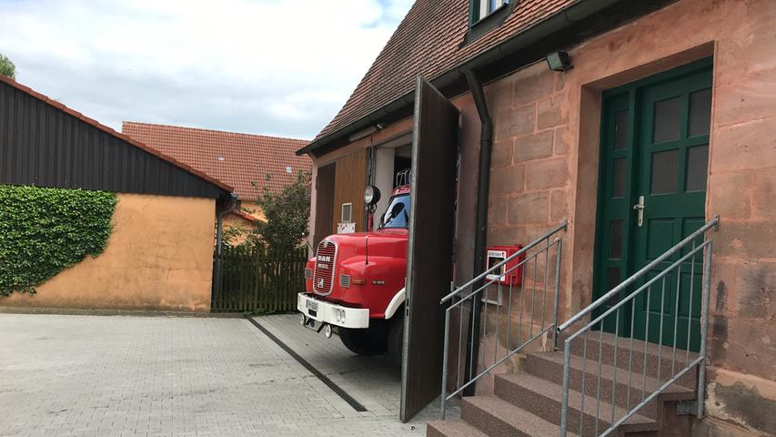 Das Feuerwehrhaus in Großweingarten liegt ein bisschen versteckt. Hinter dem Holztor steht ein fast 40 Jahre alter Feuerwehr-Oldtimer.