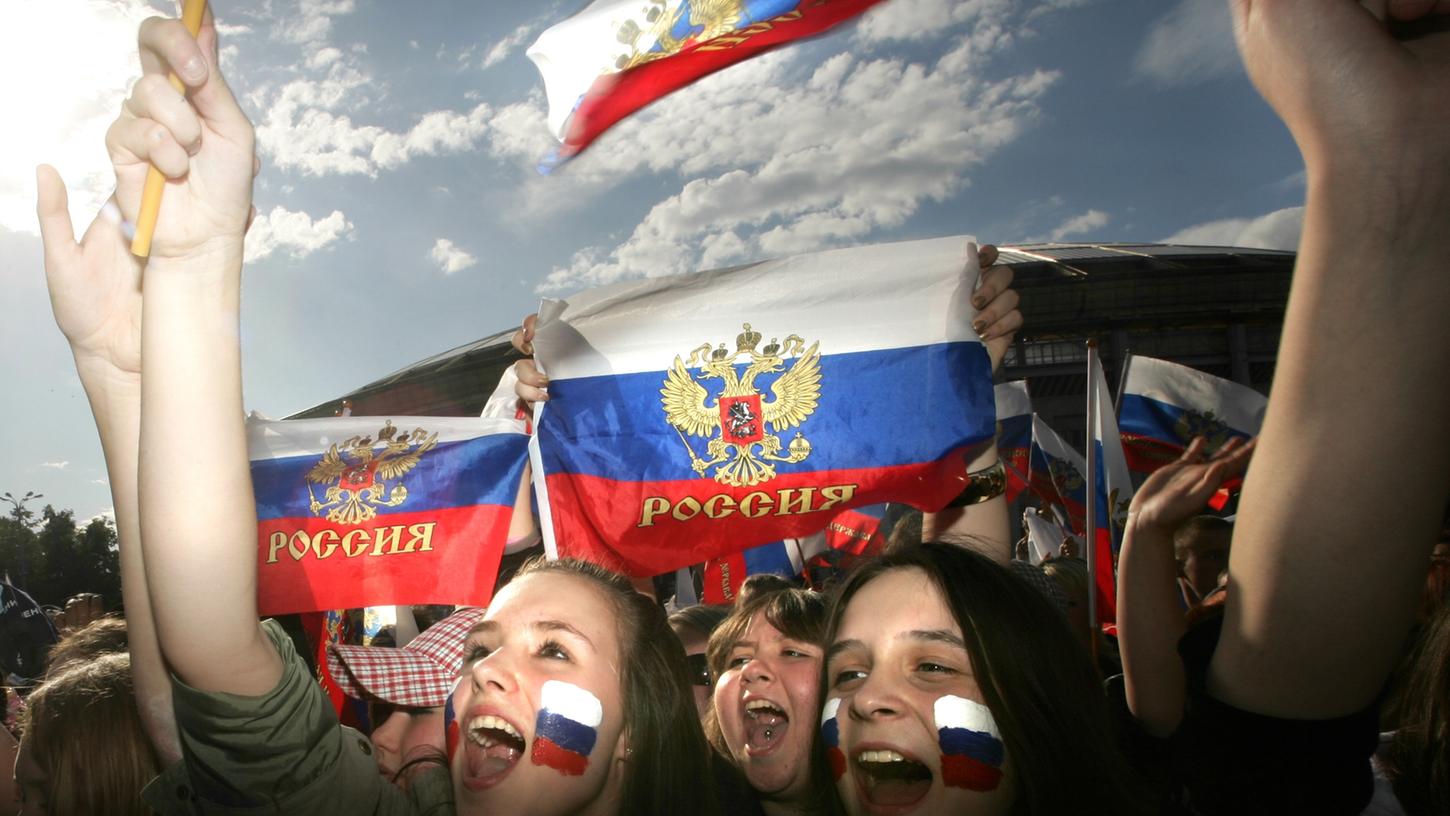 Russische Fans empfangen ihre Mannschaft nach dem Halbfinal-Aus bei der EM 2008.