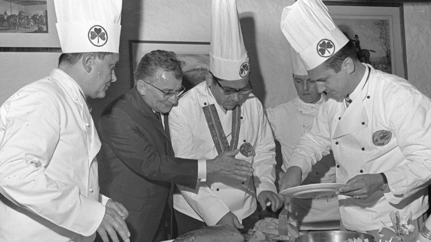 Der Chef der Chuchi Fürth, Hans-Joachim Fürsattel (dritter von rechts), teilt den Schinken im Brotteig, charmant assistiert von seinem Nürnberger Kollegen Horst Schreiber (im Anzug). Hier geht es zum Kalenderblatt vom 17. Juni 1968: Die Herren mit Hummern am Halse