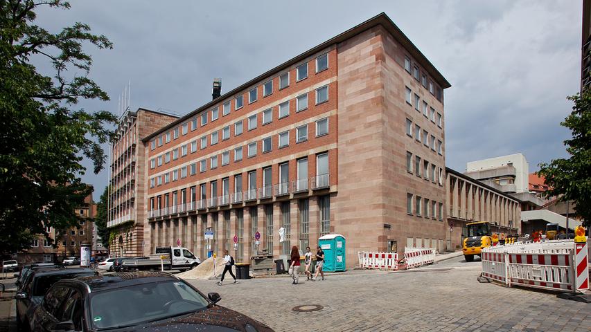 Das Pellerhaus am Egidienberg kam vor allem wegen der Debatte über die Rekonstruktion der Fassade in die Schlagzeilen. Ein Rundgang durch den Bau von 1957 ist aber ein Schmankerl für jeden Fan der Architektur der 50er Jahre.