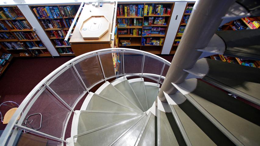 Wie eine Schnecke: Die Treppe führt von der Empore runter in den früheren Lesesaal. Jetzt wird hier gespielt. 