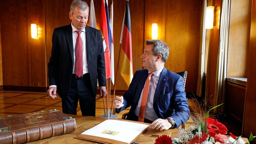 Ministerpräsident Söder trägt sich ins Goldene Buch ein