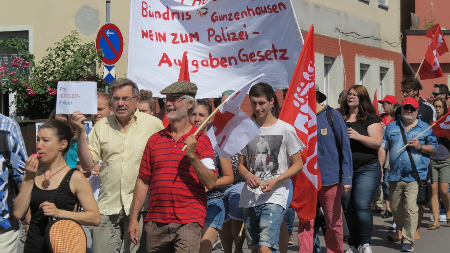 Ein Teil des Demonstrationszugs in der Bühringerstraße in Gunzenhausen.