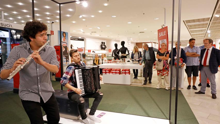 Shopping mit Musik: Lange Einkaufsnacht in Nürnberg