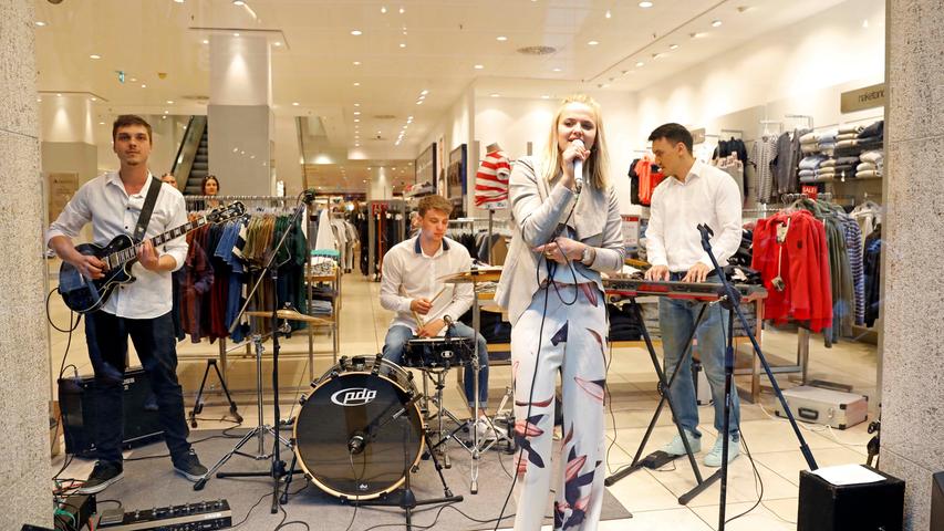 Shopping mit Musik: Lange Einkaufsnacht in Nürnberg