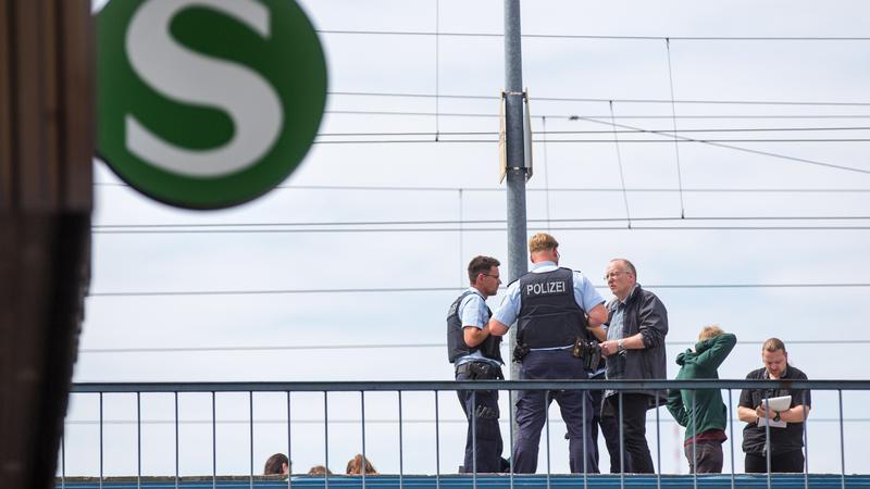 Polizisten und Ermittler in Zivil stehen auf dem Bahnsteig des S-Bahnhofs Greifswalder Straße. Ein Unbekannter hat hier drei Menschen verletzt.